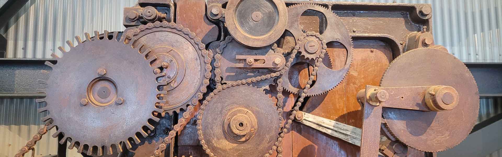 Machine industrielle à engrenages hors service avant démantèlement