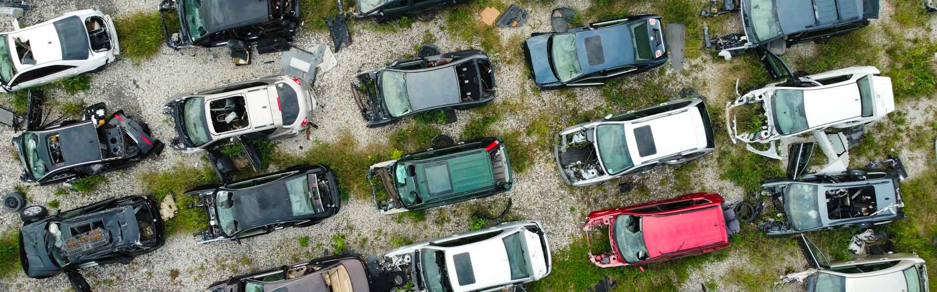 Véhicules hors d'usage alignés sur un parc, vue aérienne